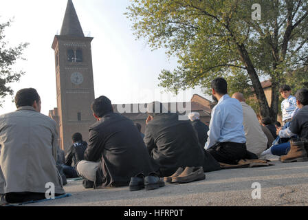 für Festlichkeit des Aid Al Fitr, schließen des Monats Ramadan waren Muslime in Mailand (Italien) im katholischen Abtei von Monluè gehostet. Stockfoto