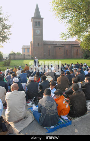 für Festlichkeit des Aid Al Fitr, schließen des Monats Ramadan waren Muslime in Mailand (Italien) im katholischen Abtei von Monluè gehostet. Stockfoto