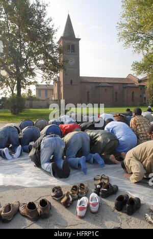 für Festlichkeit des Aid Al Fitr, schließen des Monats Ramadan waren Muslime in Mailand (Italien) im katholischen Abtei von Monluè gehostet. Stockfoto