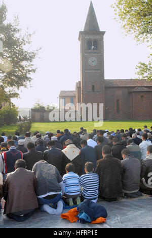 für Festlichkeit des Aid Al Fitr, schließen des Monats Ramadan waren Muslime in Mailand (Italien) im katholischen Abtei von Monluè gehostet. Stockfoto