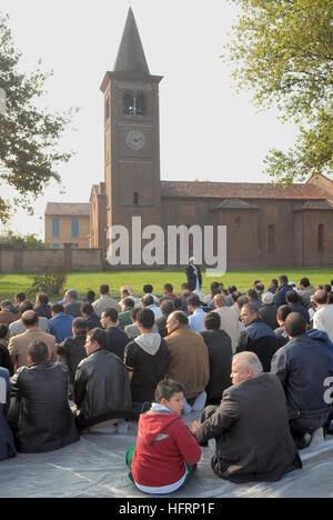 für Festlichkeit des Aid Al Fitr, schließen des Monats Ramadan waren Muslime in Mailand (Italien) im katholischen Abtei von Monluè gehostet. Stockfoto