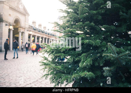 Detail der Weihnachtsbaum mit Lichterketten auf dem Display außerhalb Covent Garden Market in London. Stockfoto