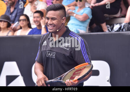 Auckland, Neuseeland. 1. Januar 2017. New Zealand All Blacks Rugby Sterne Julian Savea während einer Wohltätigkeitsorganisation Spiel - bis vor dem ASB Classic Tennis-Turnier. © Shirley Kwok/Pacific Press/Alamy Live-Nachrichten Stockfoto