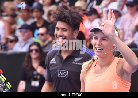 Auckland, Neuseeland. 1. Januar 2017. New Zealand All Blacks Rugby-Star Ardie Savea und Moore Tennisstar Caroline Wozniack während einer Wohltätigkeitsorganisation überein - bis vor das ASB Classic Tennisturnier. © Shirley Kwok/Pacific Press/Alamy Live-Nachrichten Stockfoto