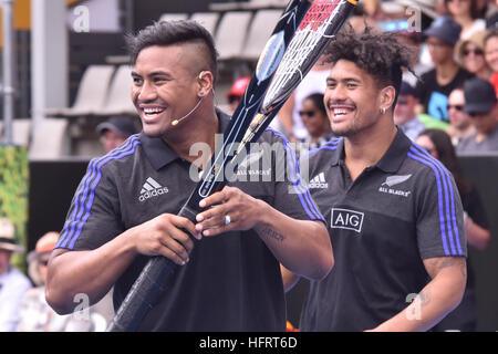 Auckland, Neuseeland. 1. Januar 2017. New Zealand All Blacks Rugby-Stars Ardie Savea (R) und sein Bruder Julian Savea (L) während einer Wohltätigkeitsorganisation entsprechen - bis vor das ASB Classic Tennisturnier. © Shirley Kwok/Pacific Press/Alamy Live-Nachrichten Stockfoto