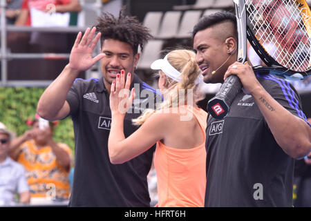 Auckland, Neuseeland. 1. Januar 2017. New Zealand All Blacks Rugby stars Ardie Savea (L), Julian Savea (R) und Caroline Wozniack (M) während einer Wohltätigkeitsorganisation entsprechen - bis vor das ASB Classic Tennisturnier. © Shirley Kwok/Pacific Press/Alamy Live-Nachrichten Stockfoto