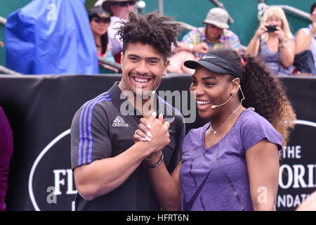 Auckland, Neuseeland. 1. Januar 2017. Tennis-Superstar Serena Williams und All Blacks Rugby-Star Ardie Savea während einer Wohltätigkeitsorganisation überein - bis vor das ASB Classic Tennisturnier. © Shirley Kwok/Pacific Press/Alamy Live-Nachrichten Stockfoto