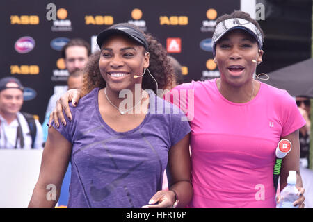 Auckland, Neuseeland. 1. Januar 2017. Tennis-Superstars Serena und Venus Williams während einer Wohltätigkeitsorganisation entsprechen - bis vor das ASB Classic Tennisturnier. © Shirley Kwok/Pacific Press/Alamy Live-Nachrichten Stockfoto