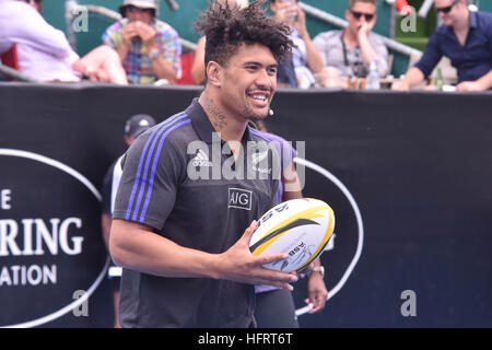 Auckland, Neuseeland. 1. Januar 2017. New Zealand All Blacks Rugby Sterne Ardie Savea während einer Wohltätigkeitsorganisation Spiel - bis vor dem ASB Classic Tennis-Turnier. © Shirley Kwok/Pacific Press/Alamy Live-Nachrichten Stockfoto