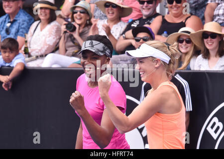 Auckland, Neuseeland. 1. Januar 2017. Venus Williams und Caroline Wozniack während einer Wohltätigkeitsorganisation überein - bis vor das ASB Classic Tennisturnier. © Shirley Kwok/Pacific Press/Alamy Live-Nachrichten Stockfoto