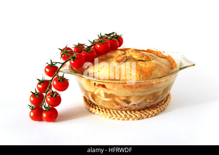 Eine frisch gebackene hausgemachte Torte Spiel mit Teig Kruste und Cherry-Tomaten. Stockfoto