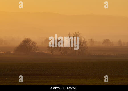 Winter-Sonnenuntergang am Fuße der Eule Berge niedriger Schlesien Polen Eulengebirge Stockfoto