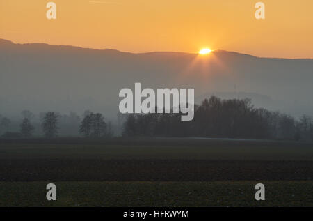 Winter-Sonnenuntergang am Fuße der Eule Berge niedriger Schlesien Polen Eulengebirge Stockfoto