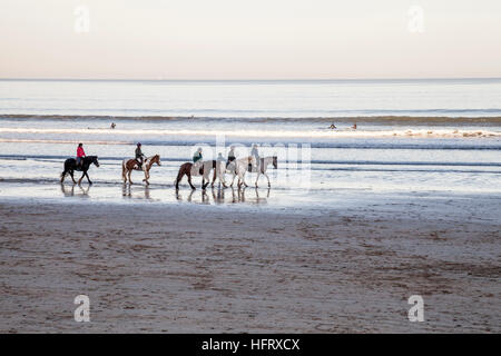 Menschen, die ihre Pferde am Strand von Saltburn am Meer auf die Küste von Nordostengland Ausübung Stockfoto