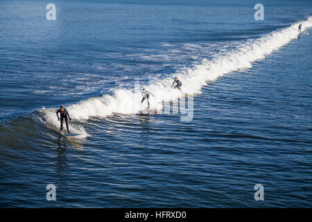 Surfer reiten die Wellen am Saltburn am Meer auf die Küste von Nordostengland Stockfoto