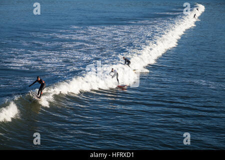 Surfer reiten die Wellen am Saltburn am Meer auf die Küste von Nordostengland Stockfoto