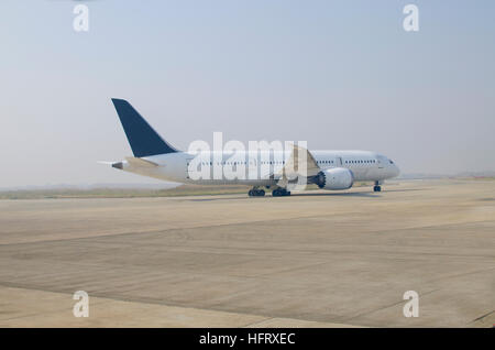 das Fahrzeug das Flugzeug lohnt es sich fliegen, eine Reise, Kosten, Flug, Landung fliegen, Start, das Flugzeug, Flughafen, im Flugzeug Stockfoto