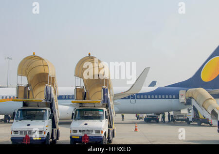 das Fahrzeug das Flugzeug lohnt es sich fliegen, eine Reise, Kosten, Flug, Landung fliegen, Start, das Flugzeug, Flughafen, im Flugzeug Stockfoto