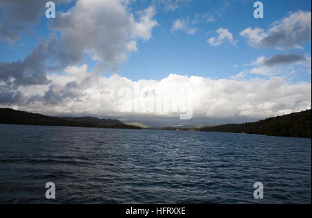 Sturm Wolken über die Berge im Norden von Windermere Herbsttag Seenplatte Cumbria England Stockfoto