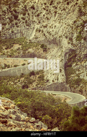 Kurvenreiche Straße in Serra de Tramuntana - Gebirge in Mallorca, Spanien Stockfoto