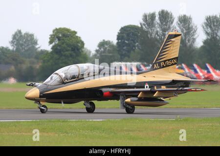 Aermacchi MB-339 Düsenflugzeug aus der Al Fursan aerobatic Anzeige Mannschaft landet auf der Royal International Air Tattoo Stockfoto