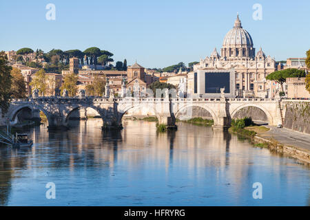 Reisen nach Italien - Rom und Vatikanstadt Blick vom Ponte Umberto I, mit Basilika St. Peter's, Fluss Tiber, Ponte Sant' Angelo (Brücke der Heiligen Engel) ich Stockfoto