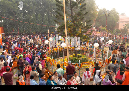 Kolkata, Indien. 1. Januar 2017. Bengali Anhänger versammeln sich am Cossipore Udyanbati, Kalkutta am Neujahrstag, Ma Bhabatarine oder Ma Kali anlässlich Kalpataru Utsav anzubeten. Kalpataru Utsav gedenkt des Tages am 1. Januar 1886 als Ramkrishna Anhänger glauben, dass Ramakrishna offenbarte sich als ein Avatar, oder Gott auf der Erde zu inkarnieren. © Saikat Paul/Pacific Press/Alamy Live-Nachrichten Stockfoto