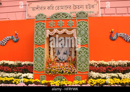 Kolkata, Indien. 1. Januar 2017. Bengali Anhänger versammeln sich am Cossipore Udyanbati, Kalkutta am Neujahrstag, Ma Bhabatarine oder Ma Kali anlässlich Kalpataru Utsav anzubeten. Kalpataru Utsav gedenkt des Tages am 1. Januar 1886 als Ramkrishna Anhänger glauben, dass Ramakrishna offenbarte sich als ein Avatar, oder Gott auf der Erde zu inkarnieren. © Saikat Paul/Pacific Press/Alamy Live-Nachrichten Stockfoto