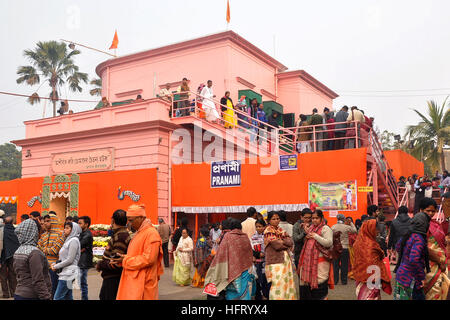 Kolkata, Indien. 1. Januar 2017. Bengali Anhänger versammeln sich am Cossipore Udyanbati, Kalkutta am Neujahrstag, Ma Bhabatarine oder Ma Kali anlässlich Kalpataru Utsav anzubeten. Kalpataru Utsav gedenkt des Tages am 1. Januar 1886 als Ramkrishna Anhänger glauben, dass Ramakrishna offenbarte sich als ein Avatar, oder Gott auf der Erde zu inkarnieren. © Saikat Paul/Pacific Press/Alamy Live-Nachrichten Stockfoto