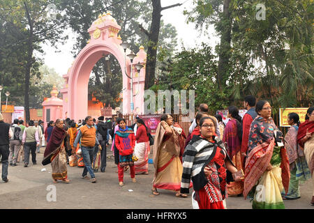 Kolkata, Indien. 1. Januar 2017. Bengali Anhänger versammeln sich am Cossipore Udyanbati, Kalkutta am Neujahrstag, Ma Bhabatarine oder Ma Kali anlässlich Kalpataru Utsav anzubeten. Kalpataru Utsav gedenkt des Tages am 1. Januar 1886 als Ramkrishna Anhänger glauben, dass Ramakrishna offenbarte sich als ein Avatar, oder Gott auf der Erde zu inkarnieren. © Saikat Paul/Pacific Press/Alamy Live-Nachrichten Stockfoto