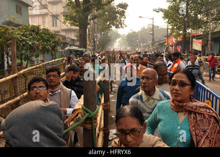 Kolkata, Indien. 1. Januar 2017. Bengali Anhänger versammeln sich am Cossipore Udyanbati, Kalkutta am Neujahrstag, Ma Bhabatarine oder Ma Kali anlässlich Kalpataru Utsav anzubeten. Kalpataru Utsav gedenkt des Tages am 1. Januar 1886 als Ramkrishna Anhänger glauben, dass Ramakrishna offenbarte sich als ein Avatar, oder Gott auf der Erde zu inkarnieren. © Saikat Paul/Pacific Press/Alamy Live-Nachrichten Stockfoto