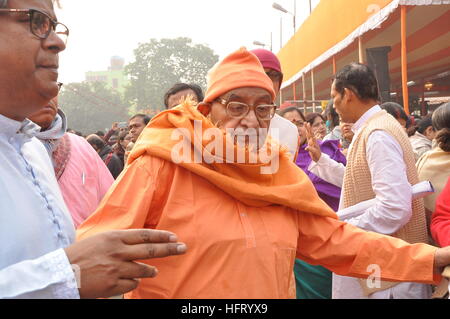 Kolkata, Indien. 1. Januar 2017. Ramakrishna Mission Präsident Swami Atmasthananda besuchte die Cossipores Udyanbati anlässlich des Kalpataru Utsav. Bengali Anhänger versammeln sich am Cossipore Udyanbati, Kalkutta am Neujahrstag, Ma Bhabatarine oder Ma Kali anlässlich Kalpataru Utsav anzubeten. Kalpataru Utsav gedenkt des Tages am 1. Januar 1886 als Ramkrishna Anhänger glauben, dass Ramakrishna offenbarte sich als ein Avatar, oder Gott auf der Erde zu inkarnieren. © Saikat Paul/Pacific Press/Alamy Live-Nachrichten Stockfoto