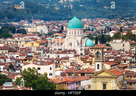 Reisen Sie nach Italien - Skyline der Stadt Florenz mit große Synagoge (Tempio Maggiore) nach Piazzale Michelangelo im Herbstabend Stockfoto