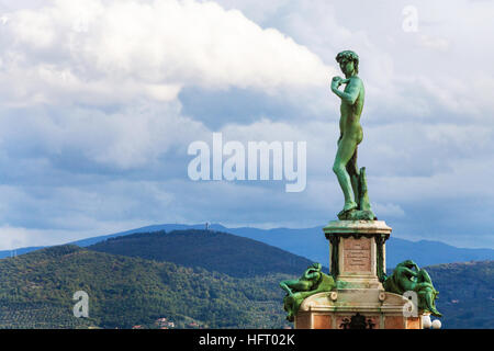Reisen Sie nach Italien - Bronze-Statue von David mit Blick auf Florenz Stadt im Zentrum von Piazzale Michelangelo. Dieser Platz wurde vom Architekten Giuseppe Poggi entworfen. Stockfoto