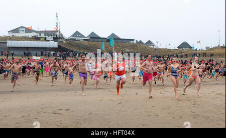 Silvester in Holland Tradition. Am ersten Januar laufen Menschen in der eisigen Kälte Nordsee. Stockfoto