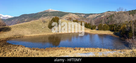 Gefrorene See Panorama in Pardines, katalanische Pyrenäen Stockfoto