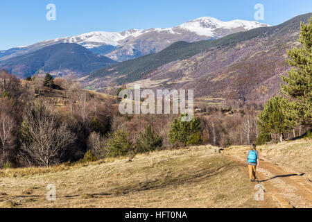 Frau in den katalanischen Pyrenäen Wandern Stockfoto