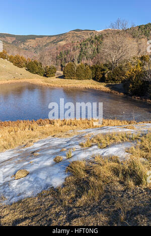 Zugefrorenen See in Pardines, katalanische Pyrenäen Stockfoto