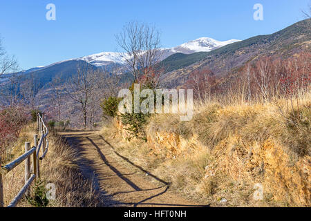 Wunderschöne Bergweg mit Puigmal Peak im Hintergrund in den katalanischen Pyrenäen Stockfoto