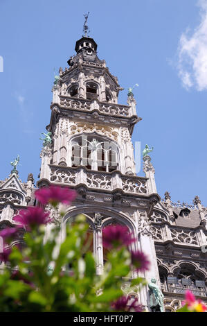 Neogotische Turm des Maison du Roi am Grand Place in Brüssel, Belgien mit Blumen Stockfoto