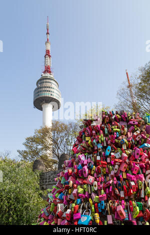 Viele bunte Liebe Schlösser und N Seoul Tower am Namsan Berg (oder Namsan Park oder Namsan Berg) in Seoul, Südkorea. Stockfoto