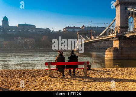 Junge Touristen Paar genießt einen sonnigen Wintertag in Budapest in der Nähe der Kettenbrücke. Stockfoto