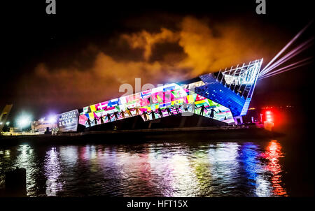 Eine Kunst-Installation mit dem Titel Ankünfte und Abflüge von Arts kollektive "Nachahmung den Hund" The Deep, ein Aquarium in Hull, projiziert wird, die Bestandteil Made in Hull Serie anlässlich der offiziellen Eröffnung ihrer Amtszeit als Kulturstadt UK. Stockfoto