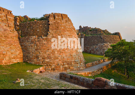 Tughlaqabad Fort ist eine zerstörte Fort in Delhi, erstreckt sich über 6 km, von Ghiyas-Ud-Din Tughlaq 1321 n. Chr. erbaut. Stockfoto