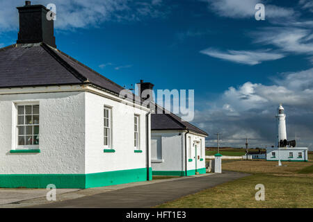 Leuchtturm und Leuchtturmwärter Hütten auf der Glamorgan Heritage Coast, Nash Point, South Wales, Australia Stockfoto