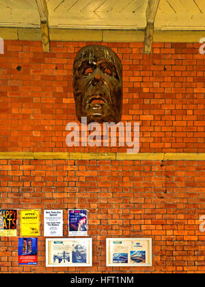 Riesigen geschnitzten Kopf tynemouth U-Bahn Station Stockfoto