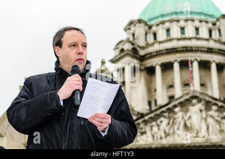 Nigel Dodds, MLA für Nordbelfast, befasst sich mit die Masse außerhalb der Belfast City Hall im Regen. Stockfoto