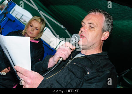 Paul Duffy liest eine Rede, die die Freilassung seines Bruders, Colin Duffy, aus der Haft gefordert. Stockfoto