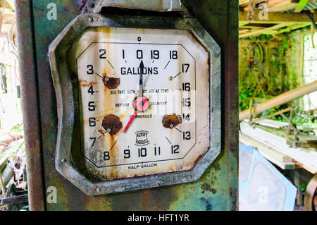 Gebrochene, alte Zapfsäule in einer verlassenen Werkstatt Stockfoto