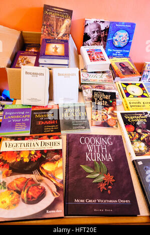 Vegetarische und vegane Kochbücher zum Verkauf an ein Hare-Krishna-Tempel Stockfoto